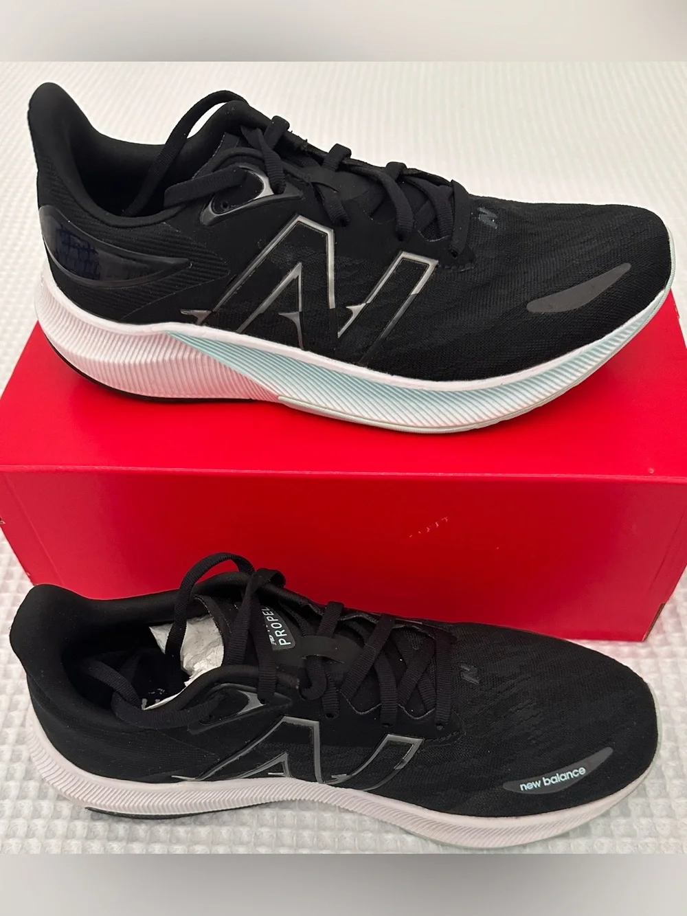 New Balance Women Black Running Course with White/Mint Midsoles Size 9.5